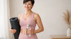 Kotijumppa yli 50-vuotiaille: 20–30 minuutin turvallinen treeni olohuoneessa