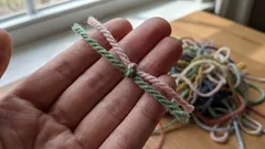 Neulo peitto ylijäämälangoista: helppo neliötekniikka jämien hyödyntämiseen