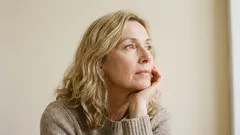 Mitä tehdä 50-vuotiaana, jotta näytät nuoremmalta: 10 vinkkiä tyylikkääseen kypsään ikään